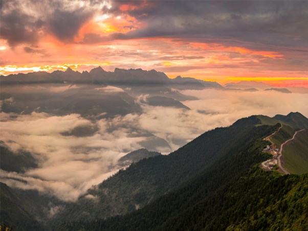 摄图网_501025959_达瓦更扎山顶云海日出全景（企业商用）.jpg