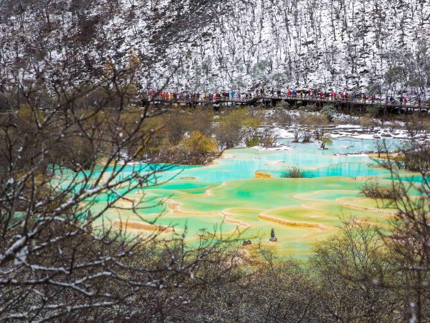 摄图网_322517479_黄龙风景和历史利益区石灰石地标池塘旅游森林公园高地水池溪流蓝色（企业商用